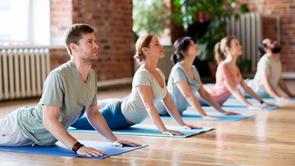 Gruppe auf Yogamatten - Mitarbeitergesundheit
